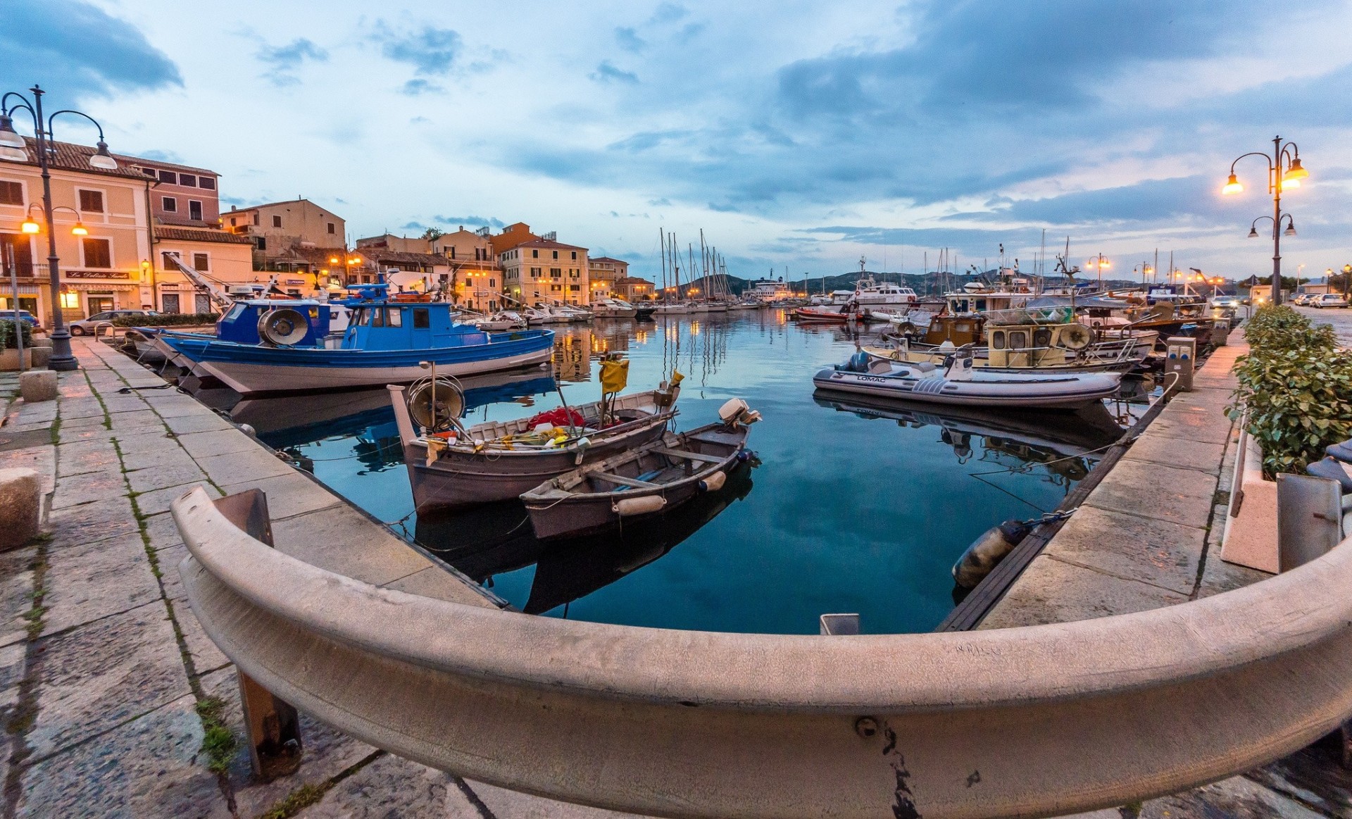 italia ormeggi yacht barche porto sardegna lungomare