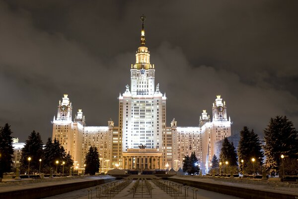 Bâtiment de l Université d état de Moscou pendant la nuit en hiver à Moscou