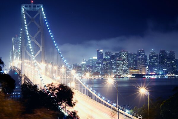 Legendarny most w nocnym San Francisco