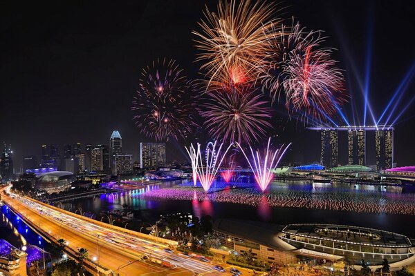 Fuegos artificiales de año nuevo en la noche de Singapur