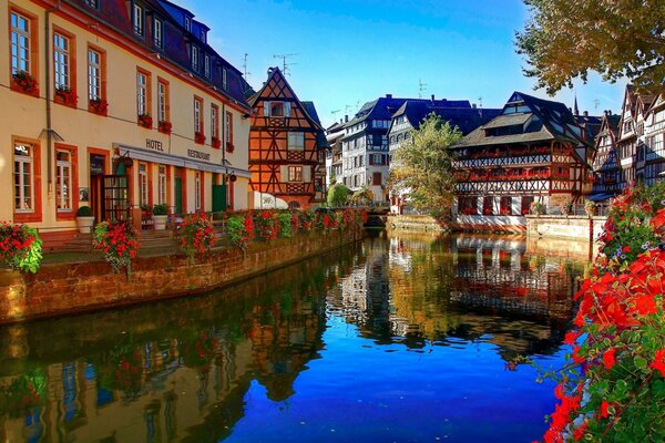 Frankreich Straßburg Kanal rote Blumen und Häuser