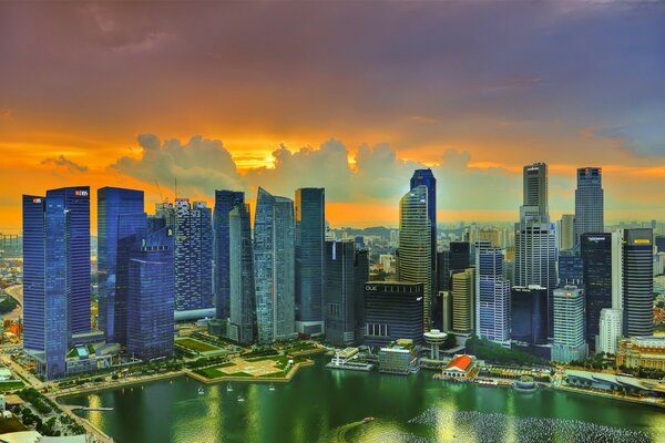 Rascacielos de Singapur en medio de una puesta de sol