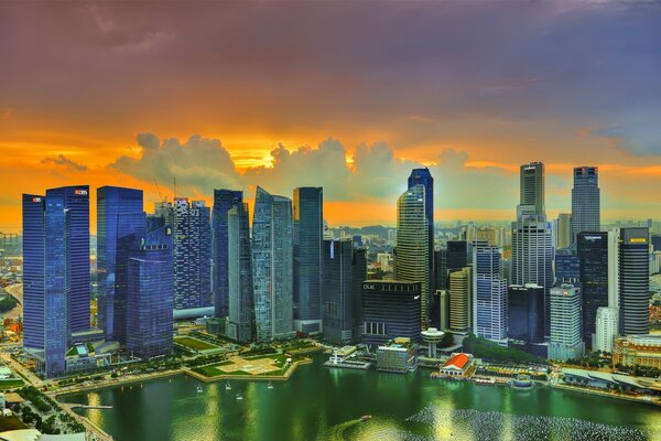 Gratte-ciel de Singapour sur fond de coucher de soleil