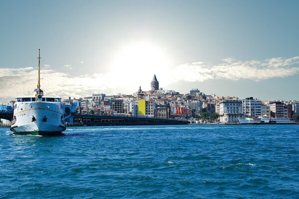 Reise in die Türkei Kreuzfahrt mit einem schneeweißen Schiff