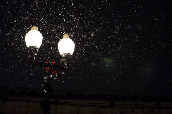 Lámpara de noche que emite luz bajo la nieve