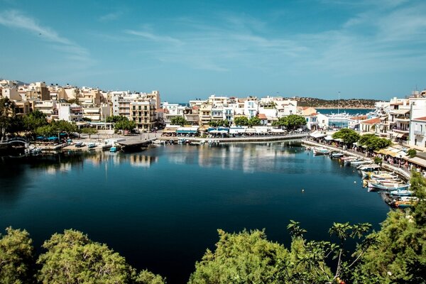 Hermoso puerto con barcos en Grecia