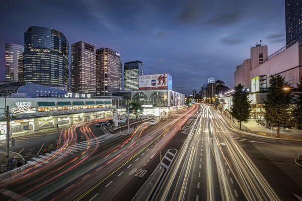 Japón Tokio metrópolis por la noche y las luces brillantes de los coches