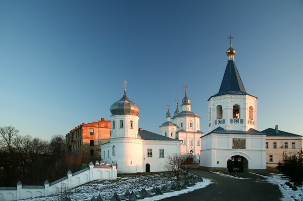 Die Ukraine. Schneeweiße Kirche vor dem Hintergrund des blauen Himmels