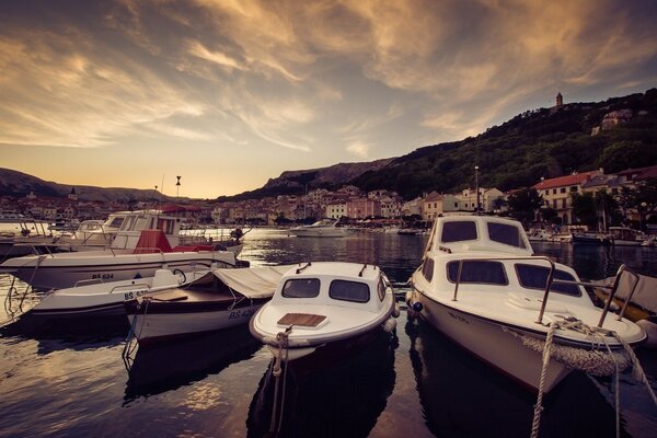 Croacia bahía con barcos al atardecer