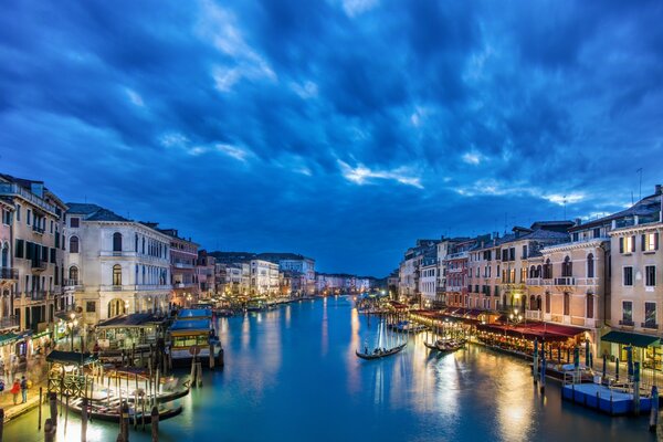 Hermoso cielo nocturno de Venecia. Luces de la ciudad nocturna