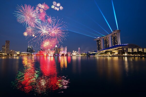 Viaje a Singapur noche de fuegos artificiales