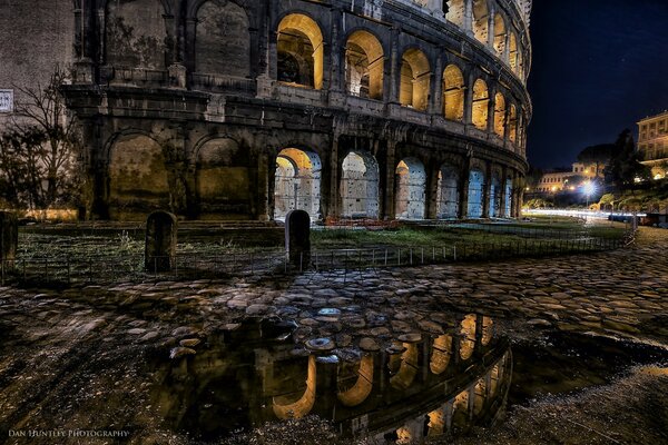 Colisée à Rome dans la nuit