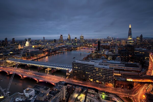 England London Pier Kanarienvogel am Abend