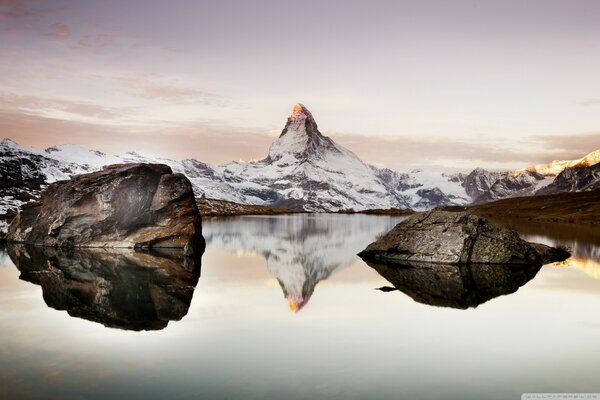 Svizzera Cervino rocce e montagne innevate