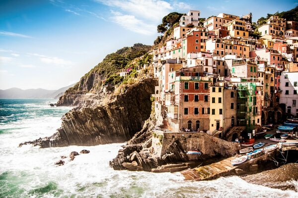 Italie Riomaggiore mer soleil et maisons colorées