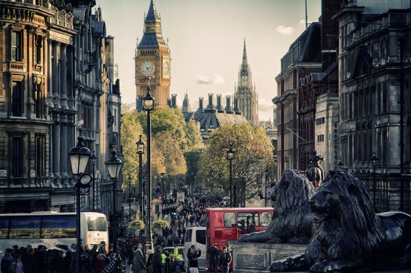 Menschen auf den Straßen von London vor dem Hintergrund von Big Ben