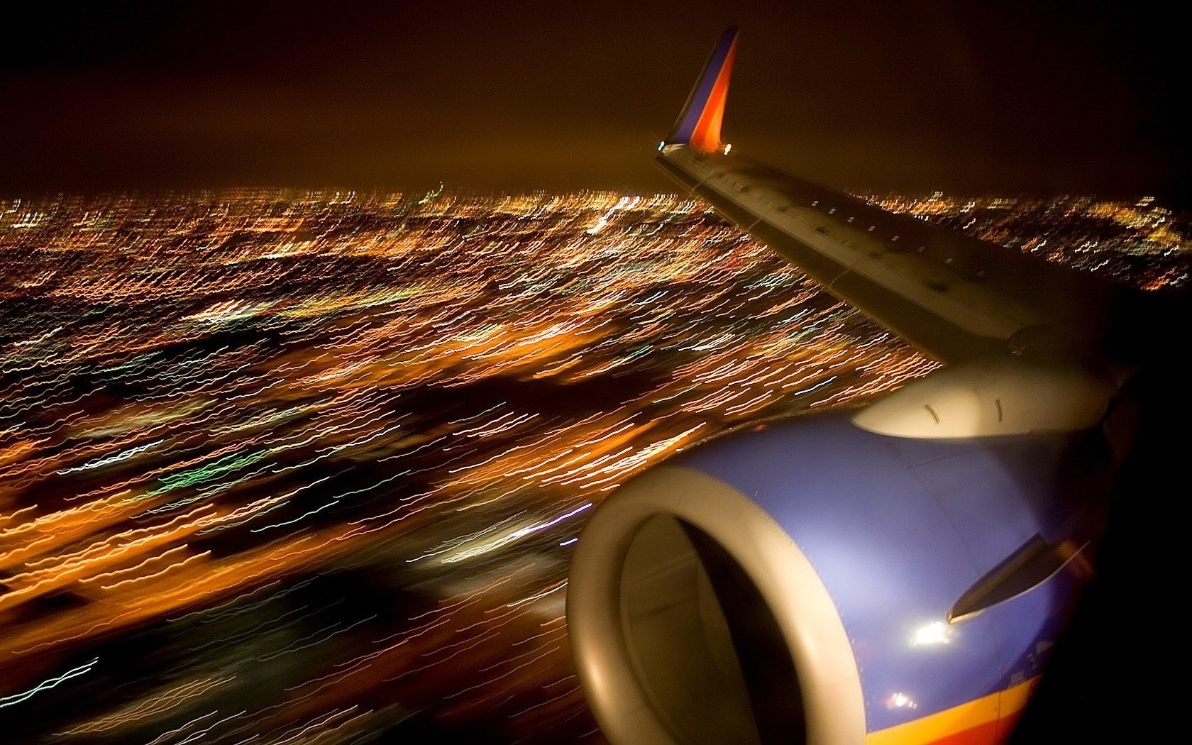 vista sfocata ala aereo volare nella notte turbina luci della città aerei aereo trasporto aereo