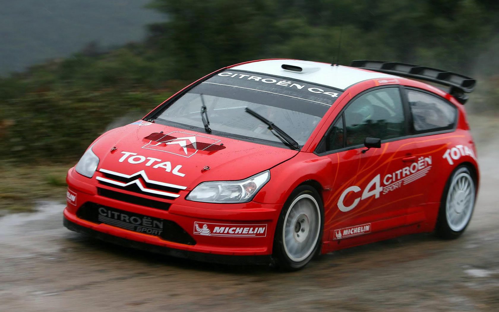 leader sibastian loeb temps pluvieux citroën c4 wrc rallye vitesse mouvement voiture rouge lettrage voitures de tourisme transport auto véhicules