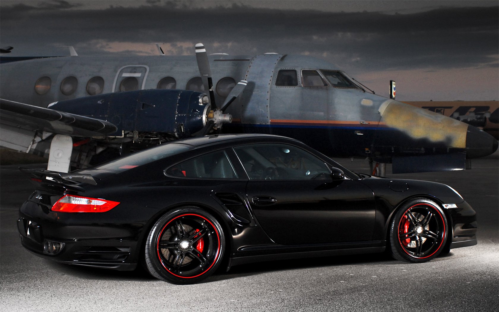 jante rouge porsche noir aérodrome auto voiture voiture noire porsche profil soirée voitures de sport transport véhicules aviation jantes brouette nuit forme design style