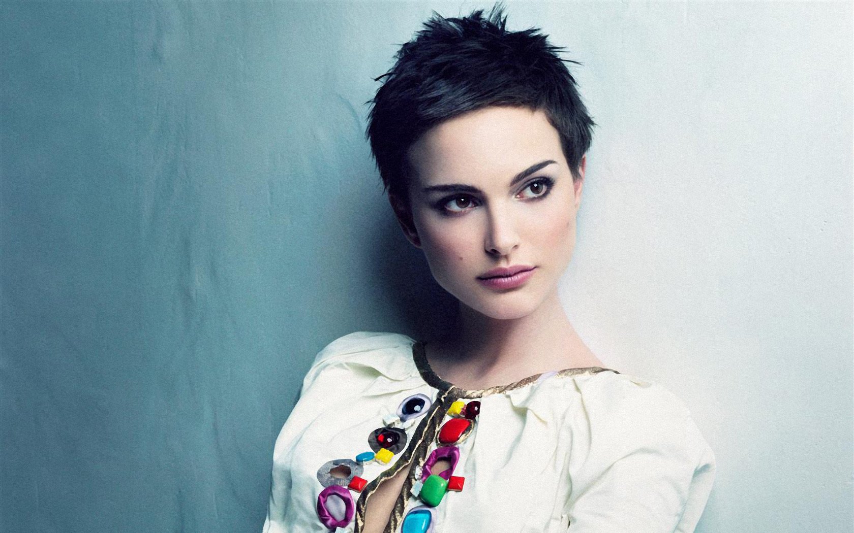 natalie portman boutons colorés coupe courte natalie portman au mur traits du visage expressifs actrice mannequin portrait filles brunette regard femmes visage yeux