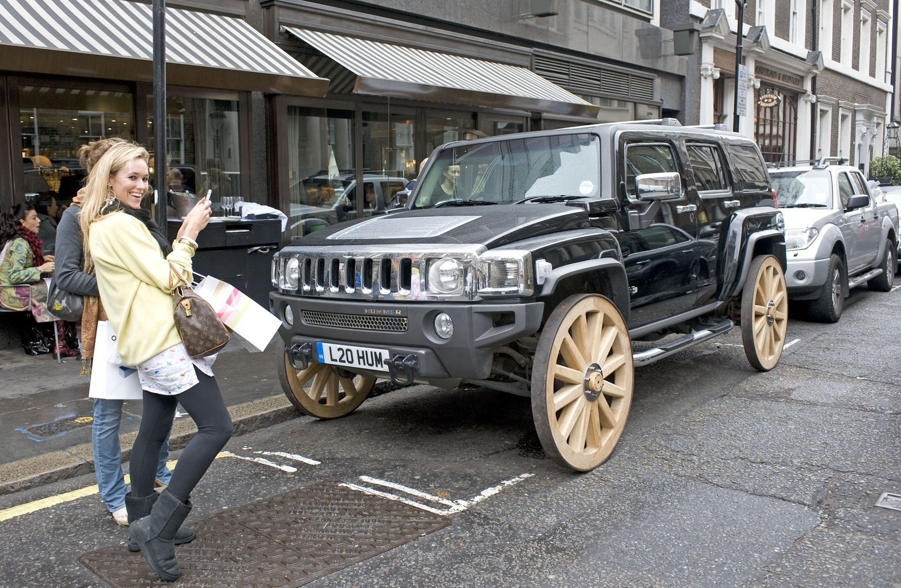 h3 ultimate wagon wheel ruedas de madera creativo en la carretera chica sonriente hummer chicas escaparates café sonrisa coches vehículos coche diversión vehículos