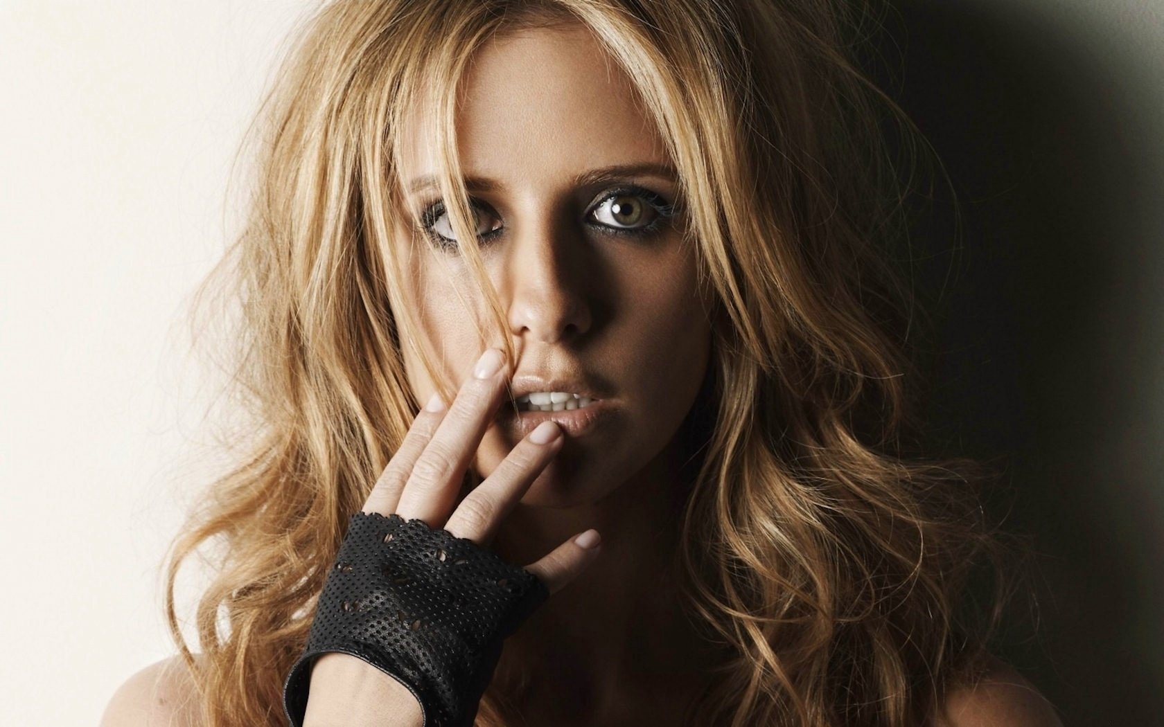 arah michelle gellar guante sin dedos rejilla ojos abiertos sorpresa confusión modelo retrato chicas rubias mirada mujeres cara ojos