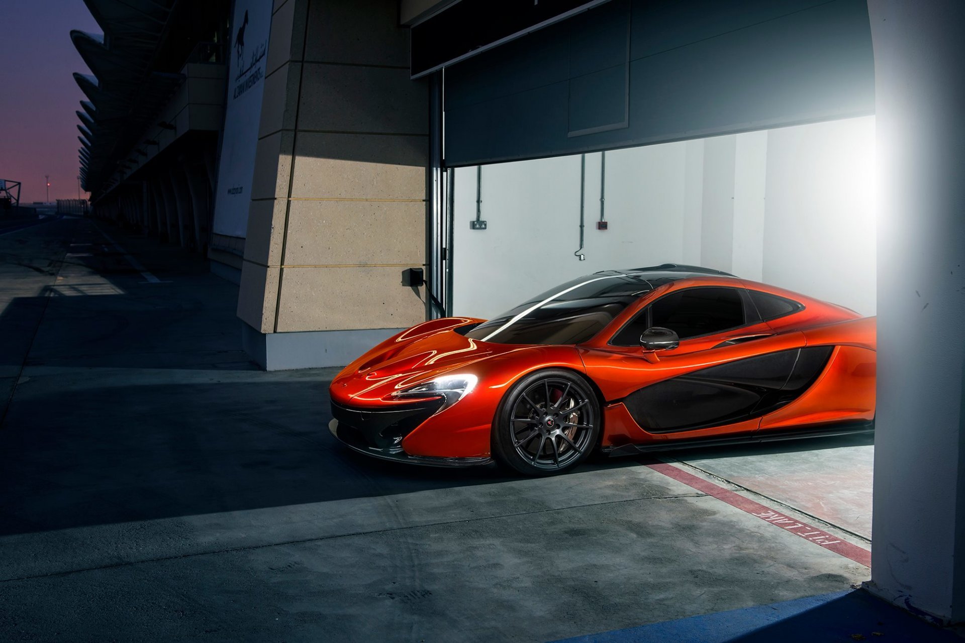 mclaren p1 orange supercar piste lumière course nigth avant beauté