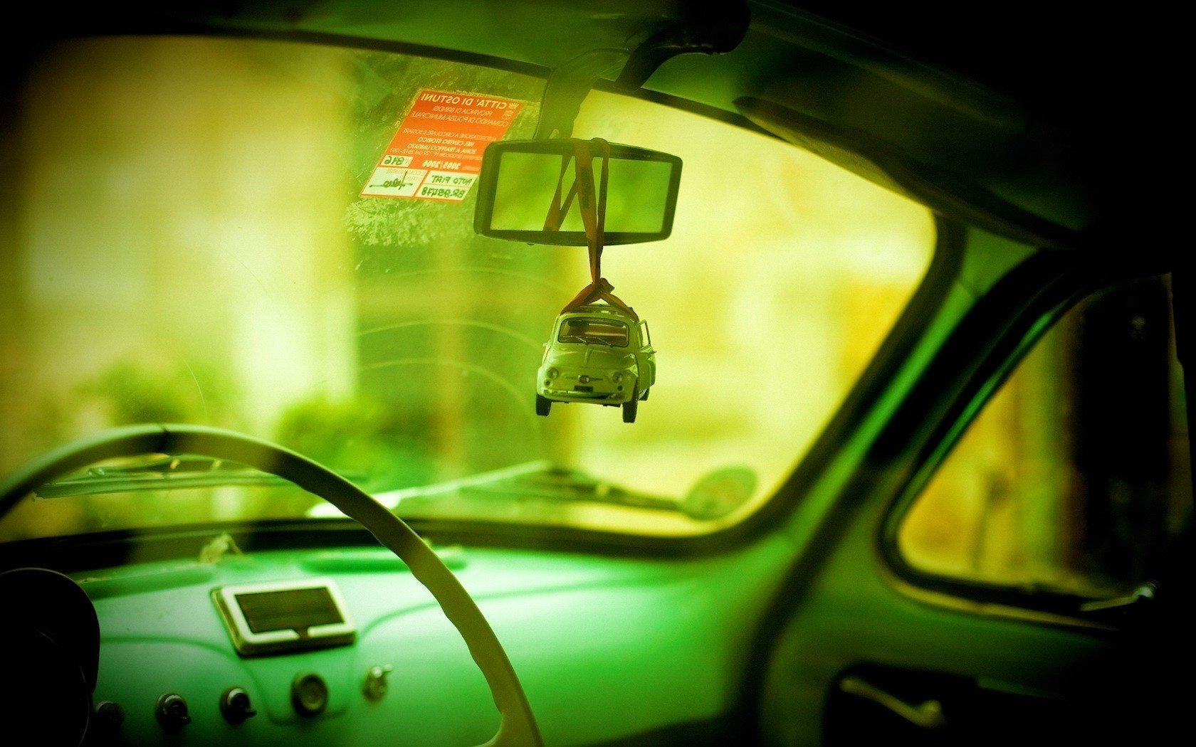 voiture italienne vert auto jouet miroir fiat nostalgie volant intérieur verre transport véhicules