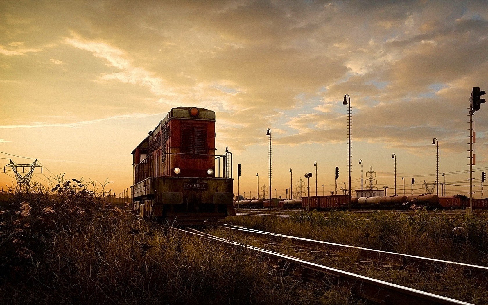 chemin de fer locomotive rails coucher de soleil composition transport station ciel nuages nuages herbe soirée transport ferroviaire