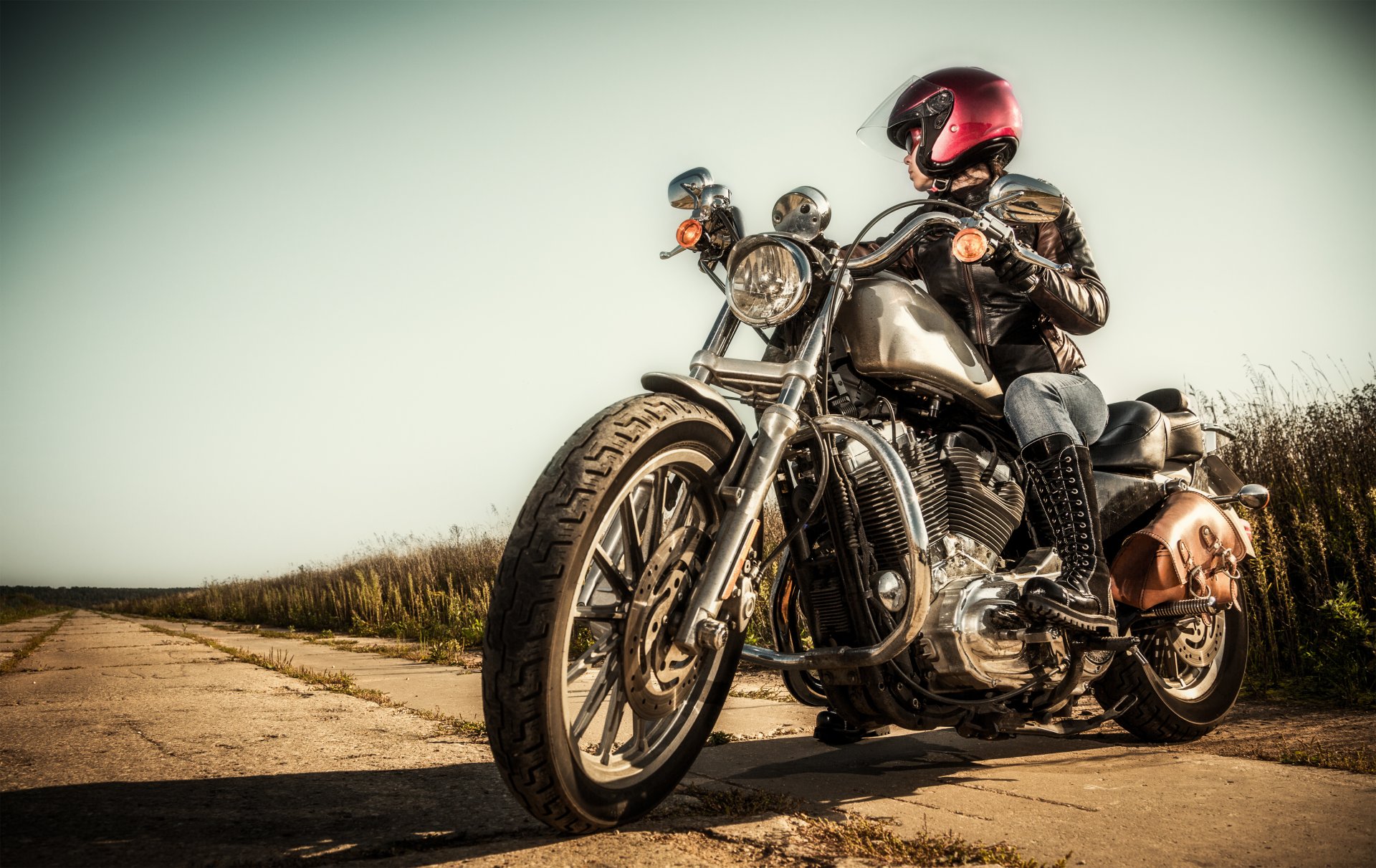 chica moto casco de moto