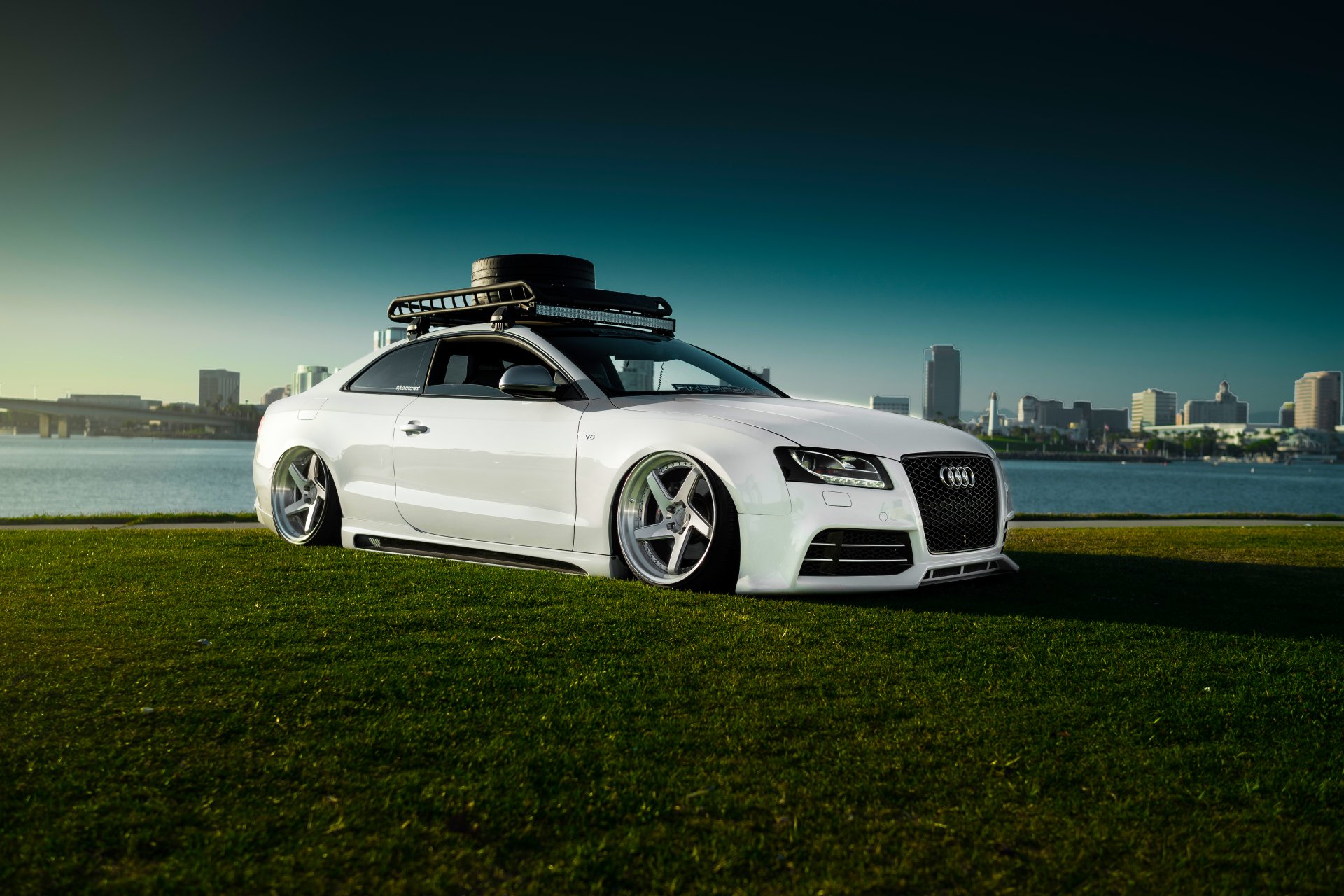 audi rs5 stancenation blanc herbe ciel voiture bas