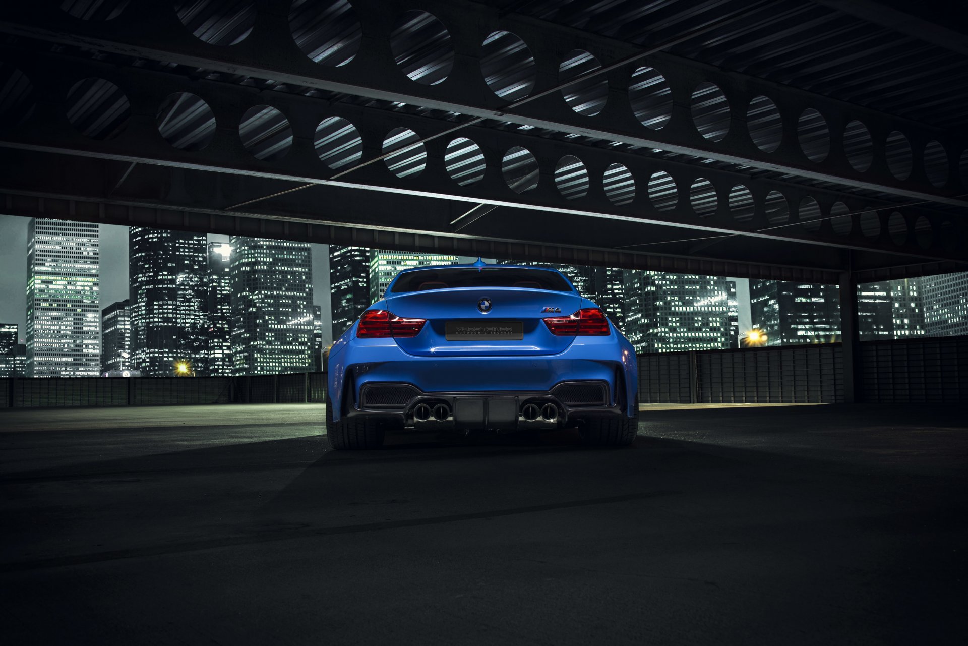 bmw gtrs4 vorsteiner widebody fotoshooting blau nigth stadt von hinten