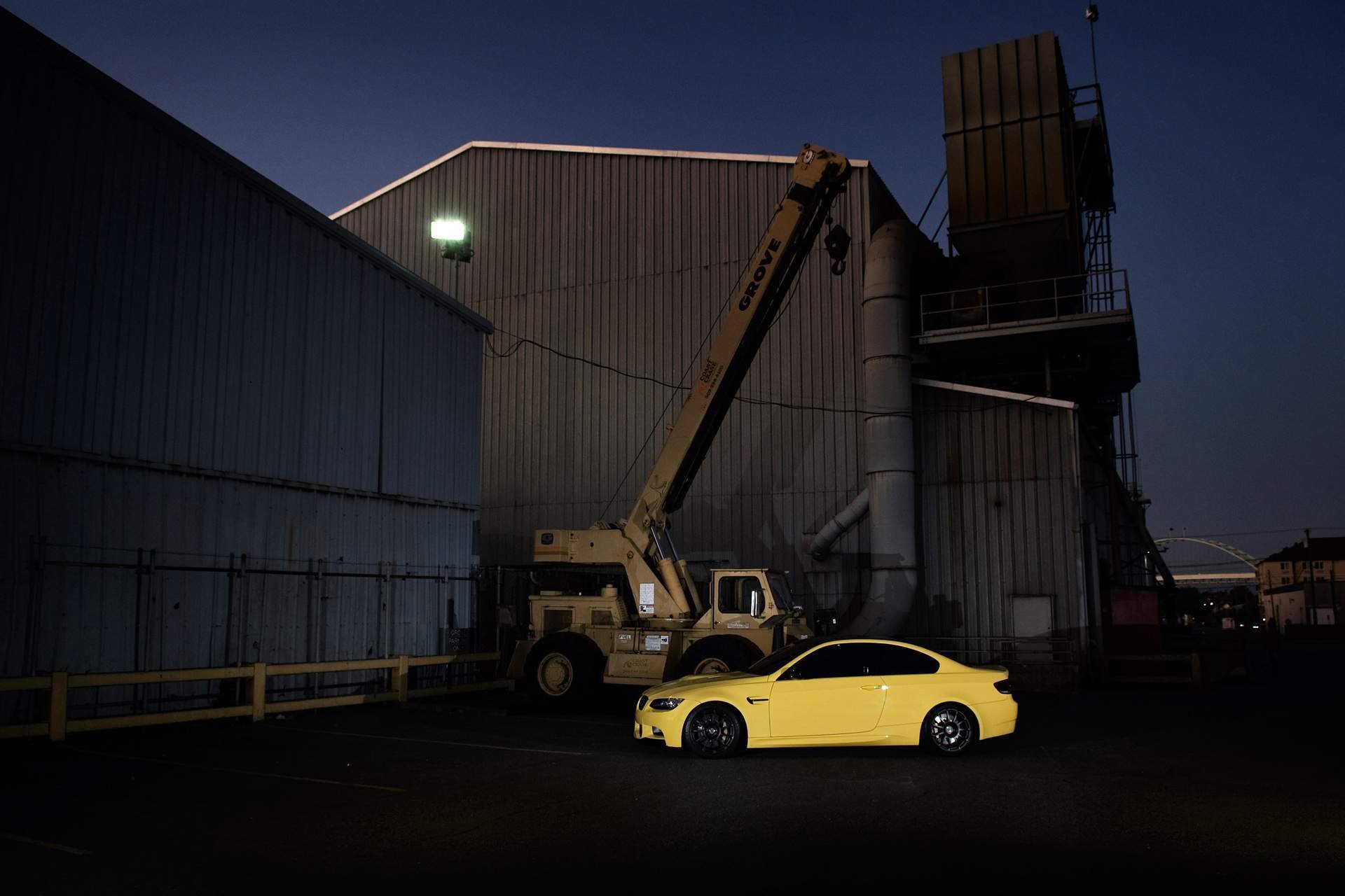 bmw m3 e92 dakar jaune bmw coupé bâtiment grue flèche