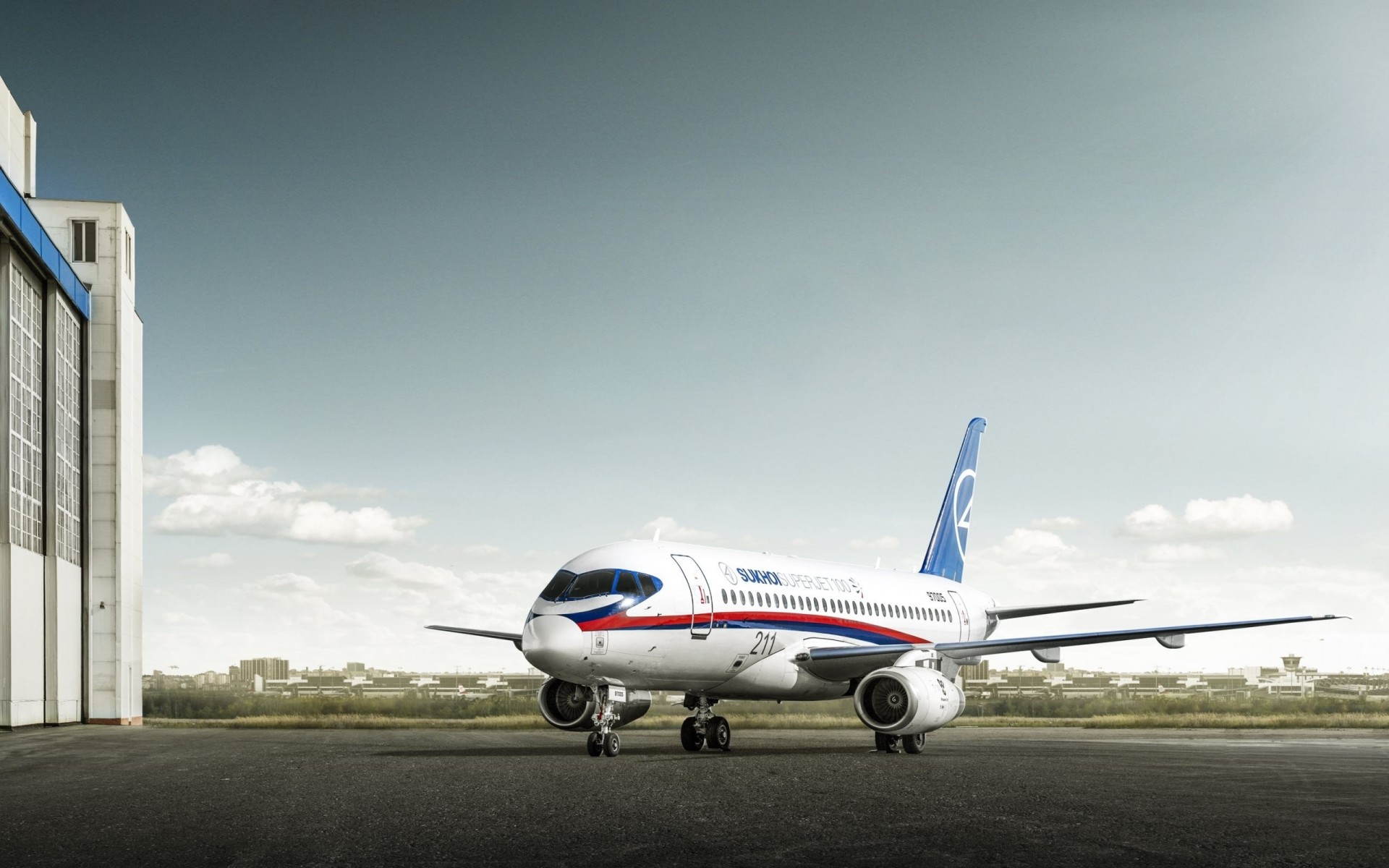 hangar aereo asciutto asciutto superjet 100