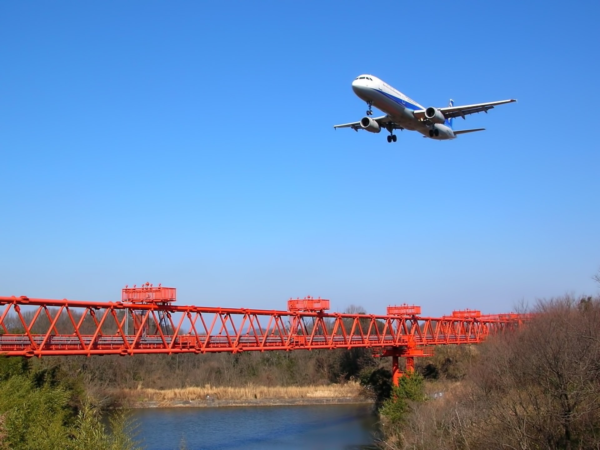 Самолет над каневской. Самолет над дорогой. Самолет над мостом. Самолет пролетевший над мостом. Самолёты над витезево.