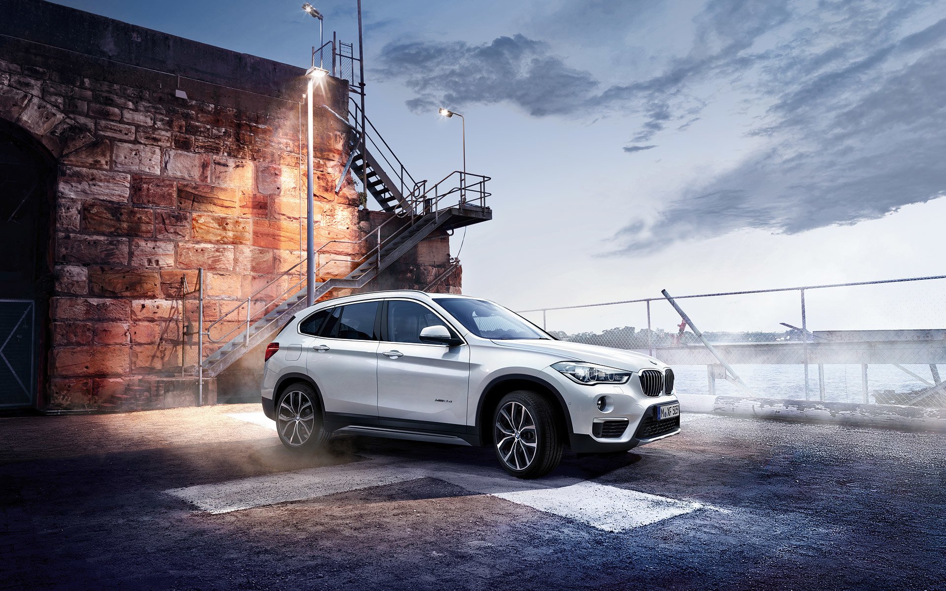 bmw x1 автомобиль белый паркетник