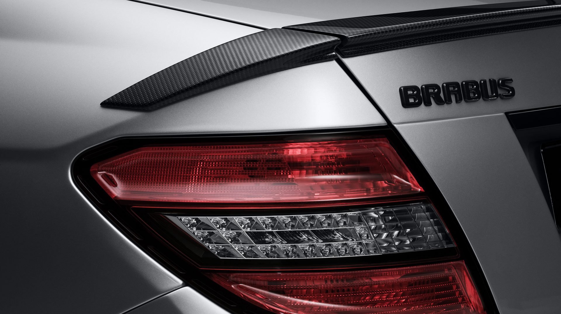 brabus luz trasera sobre alerón de fibra de carbono mercedes benz óptica metálico coches coches automóviles vehículos vehículos