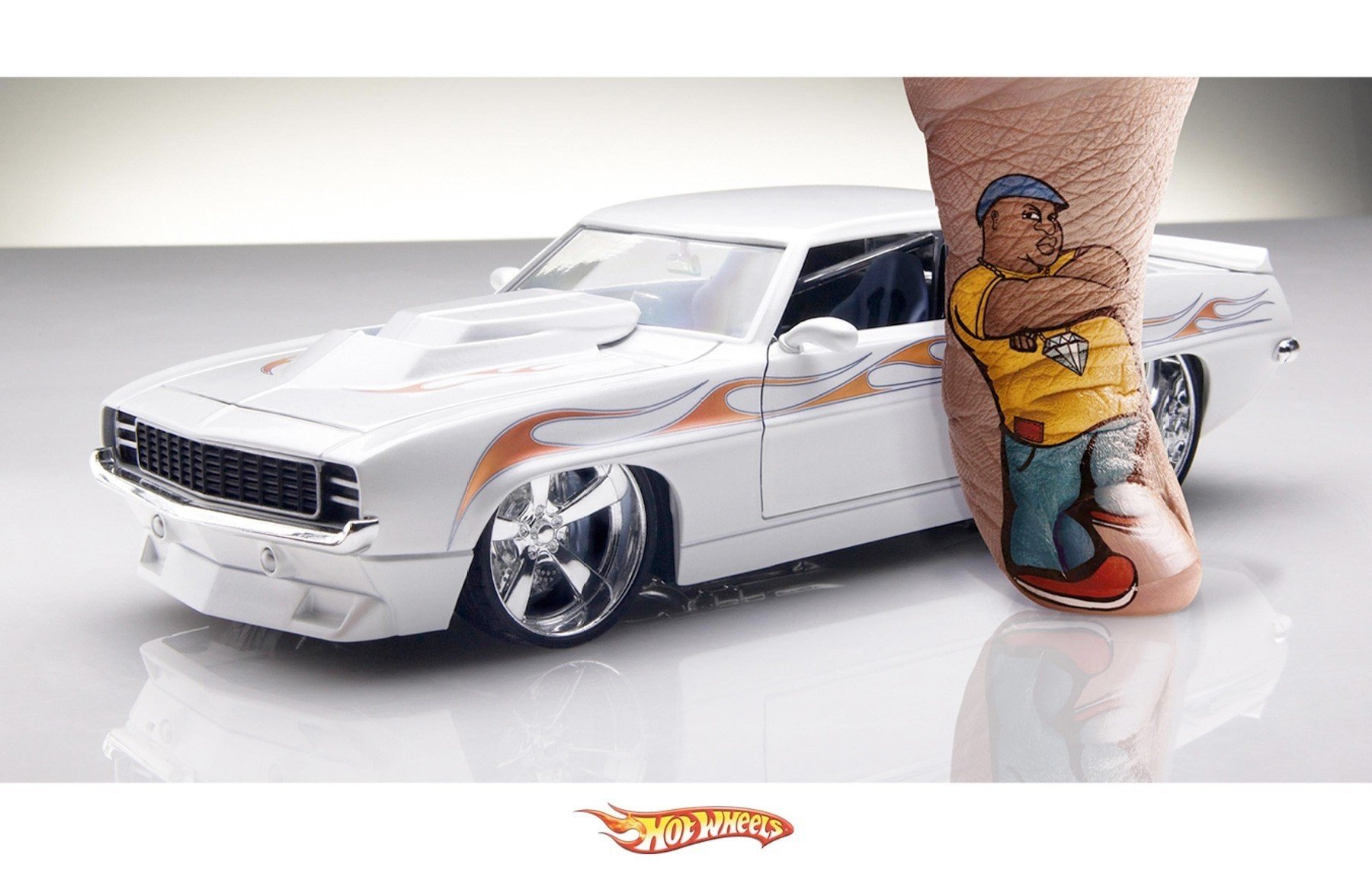 persona modelo de coche dedo auto modelo hot wheels blanco tatuaje dibujo creativo máquinas