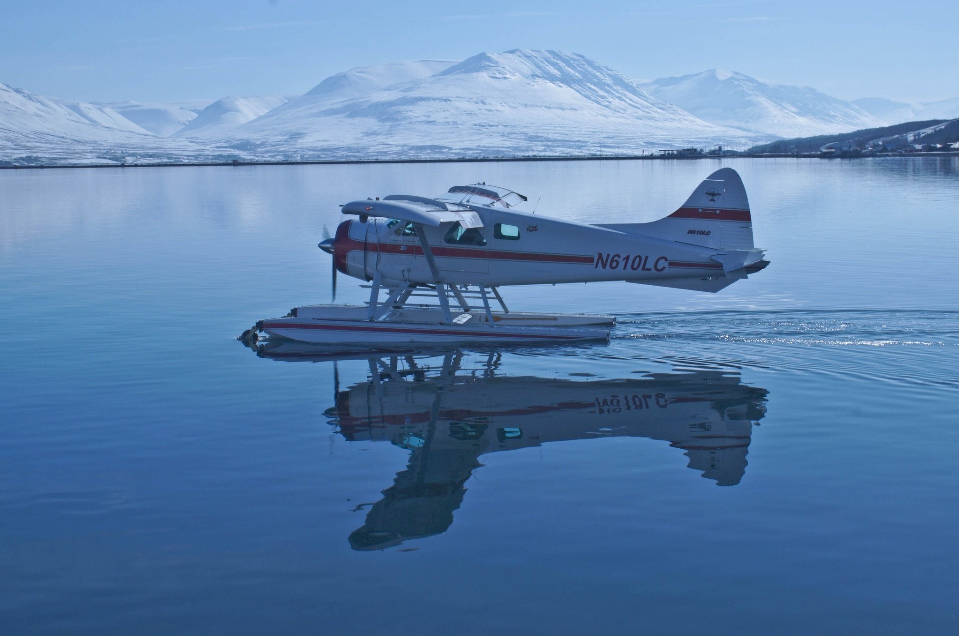 réflexion montagnes suède hydravion eau