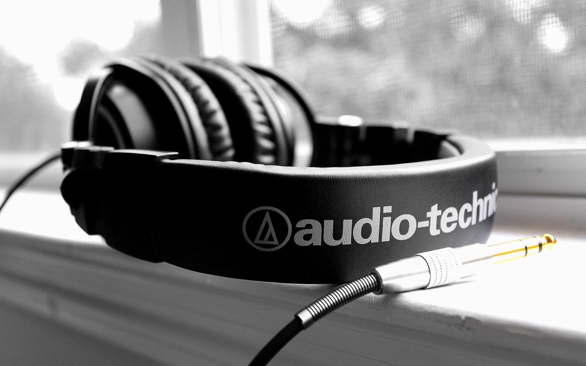 ill headphones plug music black and white