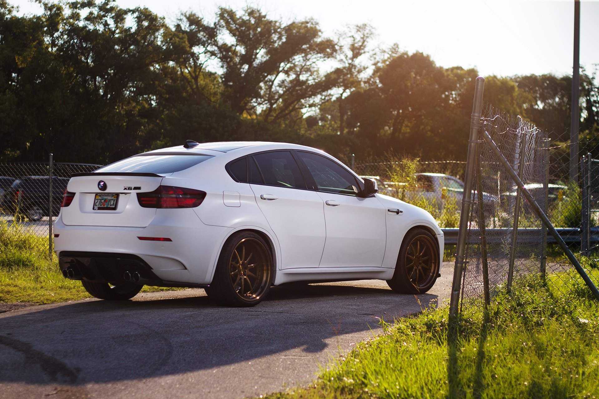 bmw x6m e71 blanco bmw crossover vista trasera sombra barandilla