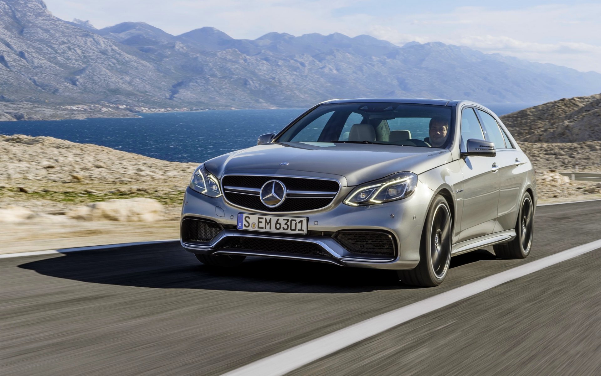 mercedes-benz e63 amg mercedes auto frente carretera lago montaña