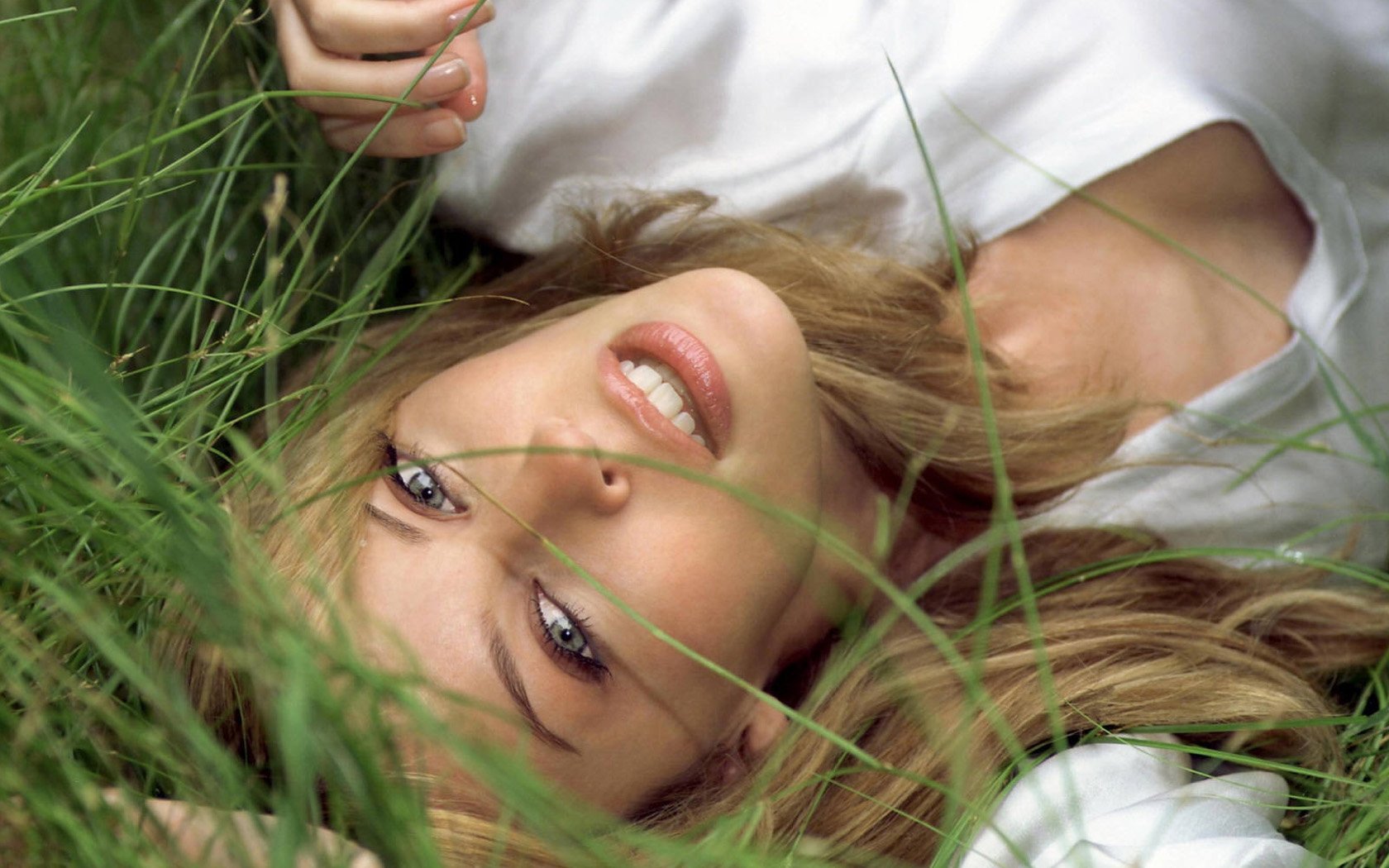 ragazza nell erba che ti guarda campeggio ragazzo biondacamella viso erba sguardo occhi sorriso labbra capelli modelli di moda ritratto ragazze bionde donne