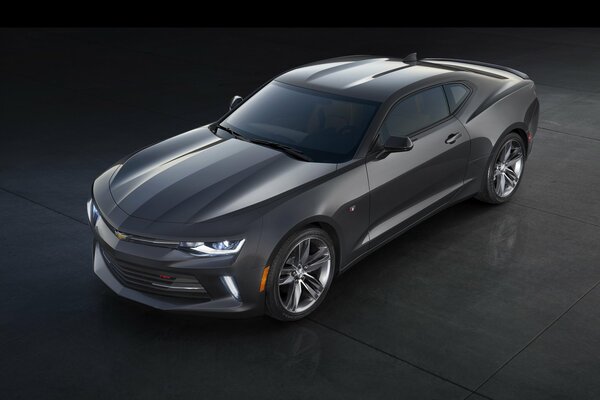 Gris chevrolet camaro RS 2015 sur fond sombre vue de face