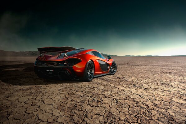 Coche de carreras de fuego en el desierto