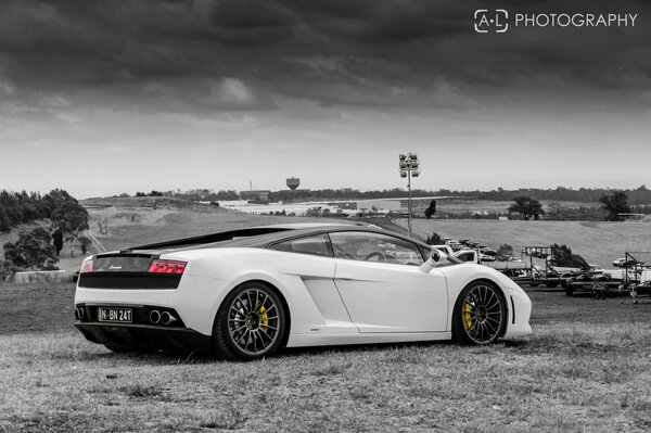 Lamborghini en el fondo del estadio blanco y negro