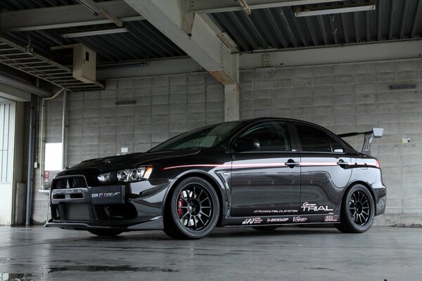 Mitsubishi Lancer negro en el interior