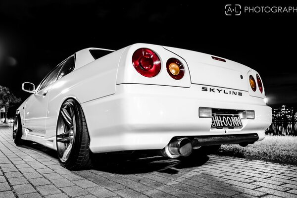 Noche brillante blanco Nissan Skyline