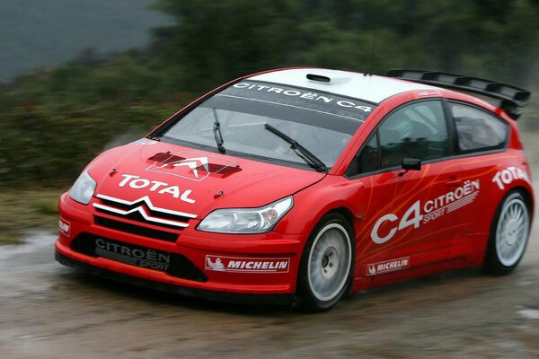 La course sous la pluie est une musique de vitesse, une technique de mouvement