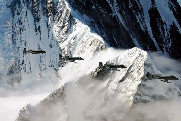 Sturmtruppen am Himmel von Alaska, die in den Bergen fliegen